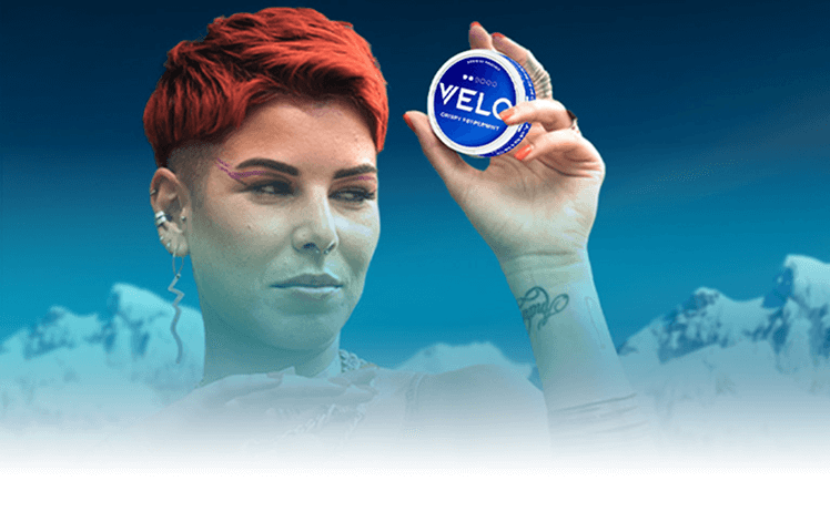 Person holding a VELO Crispy Peppermint can